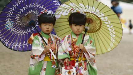 Deux jeunes japonaises de 5 ans participent &agrave; un festival traditionnel pour enfants, &agrave; Tokyo (Japon), le 17 septembre 2011. (EURASIA PRESS / PHOTONONSTOP / AFP)