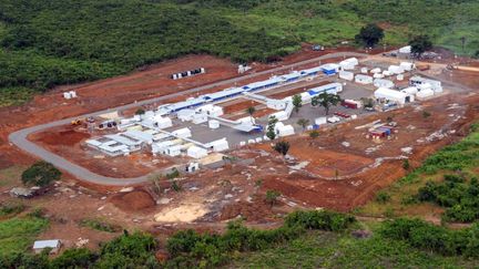 Une vue a&eacute;rienne d'un centre de traitement contre Ebiola &agrave; Freetown (Sierrra Leone), le 3 novembre 2014. ( AFP )