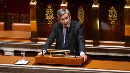 Le député Liot Charles de Courson s'exprime devant l'Assemblée nationale, à Paris, le 12 novembre 2024. (TELMO PINTO / NURPHOTO / AFP)