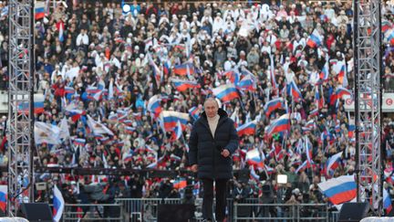 Vladimir Poutine le 18 mars 2022, lors de la célébration à Moscou du huitième anniversaire de l'annexion de la Crimée. (MIKHAIL KLIMENTYEV / SPUTNIK VIA AFP)