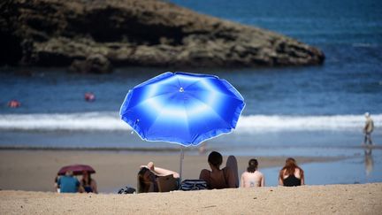 Des plaisanciers sur la Grande Plage, à Biarritz (Pyrénées-Atlantiques), le 17 mai 2022. (GAIZKA IROZ / AFP)