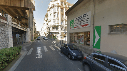 La rue Rouget de l'Isle, &agrave; Nice (Alpes-Maritimes), o&ugrave; deux enfants ont &eacute;t&eacute; retrouv&eacute;s morts dans l'appartement de leur p&egrave;re, bless&eacute;, jeudi 27 mars 2014. (GOOGLE STREET VIEW)