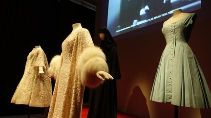 Ici les robes de ses apparitions cinématographiques, dont "Le sixième jour" de Youssef Chahine, sorti quelques mois avant le suicide de la chanteuse, à 54 ans.
 (Corinne Jeammet)