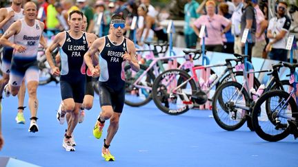 Pierre Le Corre et Léo Bergère lors du triathlon masculin des JO 2024, le 31 juillet 2024, à Paris. (AFP)