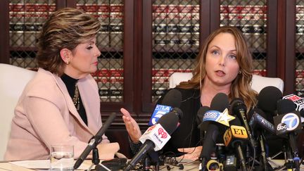 Louisette Geiss (à droite) et son avocate Gloria Allred donnent une conférence de presse sur l'affaire Weinstein, à Los Angeles (États-Unis), le 10 octobre 2017. (LUCY NICHOLSON / REUTERS)