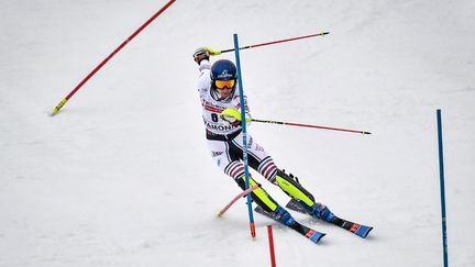 Clément Noël danse avec les piquets le 30 janvier 2021 lors du premier slalom de Chamonix, qu'il remporte. (JEFF PACHOUD / AFP)