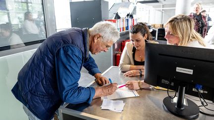 Un électeur établit une procuration à Lille, le 14 juin 2024. (PASCAL BONNIERE / LA VOIX DU NORD / MAXPPP)