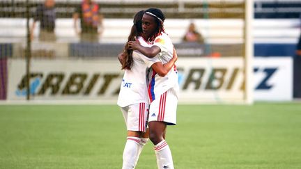 Amel Majri&nbsp;et&nbsp;Melvine Malard lors de la rencontre entre Lyon et Barcelone le 18 août 2021. (ABBIE PARR / GETTY IMAGES NORTH AMERICA)