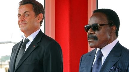 Nicolas Sarkozy et son homologue gabonais, Omar Bongo, le père du nouveau président du pays, le le 27/07/2007. (© AFP - Patrick Kovarik)