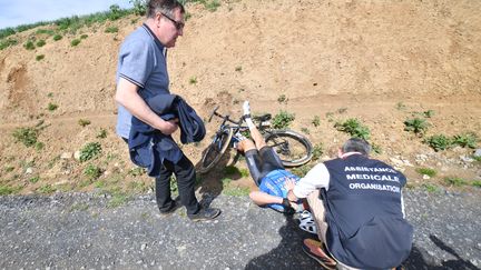 Le coureur belge Michael Goolaerts a fait une impressionnante chute sur le Paris-Roubaix, le 8 avril 2018.&nbsp; (DAVID STOCKMAN / BELGA MAG / AFP)