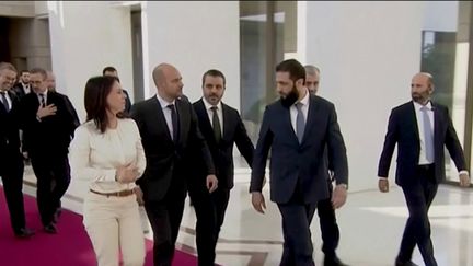 À 4 000 km de la France, le ministre des Affaires étrangères, Jean-Noël Barrot, a rencontré le nouveau dirigeant islamiste de la Syrie, Ahmad al-Chareh, aux côtés de son homologue allemande. Les deux ministres européens ont insisté sur la nécessité d’une transition qui soit à la fois pacifique et inclusive. (Franceinfo)