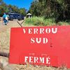 Le verrou sud mis en place au Mont-Dore par les gendarmes pour barrer la sortie de la tribu de Saint-Louis, en Nouvelle-Calédonie. (BENJAMIN ILLY / FRANCE INFO / RADIOFRANCE)