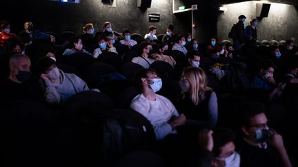 Des spectateurs avec des masques dans une salle de cinéma.&nbsp; (ALEXIS SCIARD / MAXPPP)