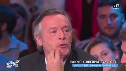 Le chroniqueur Jean-Michel Maire présente ses excuses sur le plateau de "Touche pas à mon poste", sur C8, lundi 17 octobre 2016. (C8)