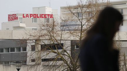 Un graffiti a &eacute;t&eacute; r&eacute;alis&eacute; sur un immeuble pr&egrave;s du tribunal de Rennes (Ille-et Vilaine) o&ugrave; se tient en se moment le proc&egrave;s des deux policiers poursuivis pour&nbsp;non-assistance &agrave; personne en danger &agrave; la suite de la mort de&nbsp;Zyed et Bouna &agrave; Clichy-sous-Bois (Seine-Saint-Denis)&nbsp;en 2005, le 16 mars 2015. ( STEPHANE MAHE / REUTERS)