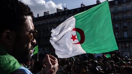 A Paris, plus de 10 000 personnes ont manifesté, dimanche 10 mars, contre la candidature du président algérien Abdelaziz Bouteflika à un cinquième mandat. (MAXPPP)