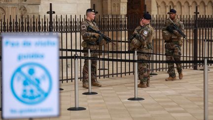 Des militaires assurent la protection de la cathédrale Notre-Dame de Paris, le 24 décembre 2024. (MOHAMAD SALAHELDIN ABDELG ALSAYE / ANADOLU / AFP)