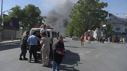 De la fumée s'échappe du quartier diplomatique de Kaboul (Afghanistan) après une forte explosion, le 31 mai 2017. (SHAH MARAI / AFP)
