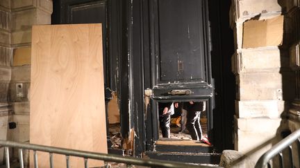 La porte fracassée du ministère de Benjamin Griveaux, rue de Grenelle, à Paris. (GUILLAUME GEORGES / MAXPPP)