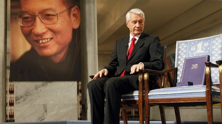 Le 10 octobre 2010 à Oslo, le président du comité Nobel&nbsp;Thorbjoern Jagland assis à côté de la chaise où aurait dû s'installer Liu Xiaobo, prix Nobel de la paix pour son combat en faveur de la démocratie. (HEIKO JUNGE / POOL)