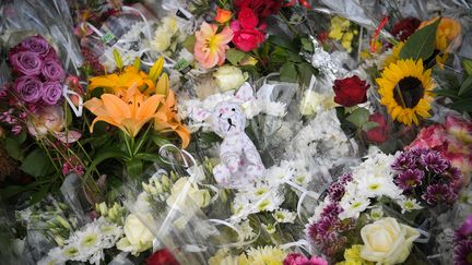 Des fleurs déposées, le 12 juin 2019, sur le lieu où deux enfants ont été fauchés par une voiture, à Lorient (Morbihan). (LOIC VENANCE / AFP)