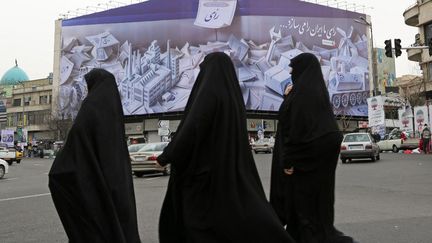 Des femmes iraniennes marchant dans les rues de Téhéran, en Iran, le 1er mars 2024. (FATEMEH BAHRAMI / ANADOLU / AFP)