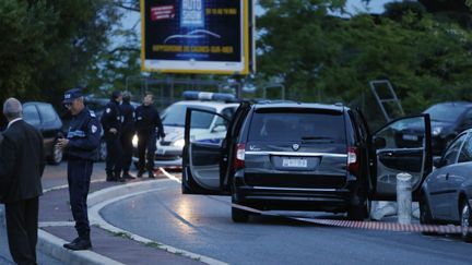 Le véhicule d'Hélène Pastor&nbsp;après la&nbsp;fusillade qui a&nbsp;entraîné sa mort et celle de son chauffeur,&nbsp;le 6 mai 2014, devant l'hôpital l'Archet de Nice (Alpes-Maritimes). (VALERY HACHE / AFP)