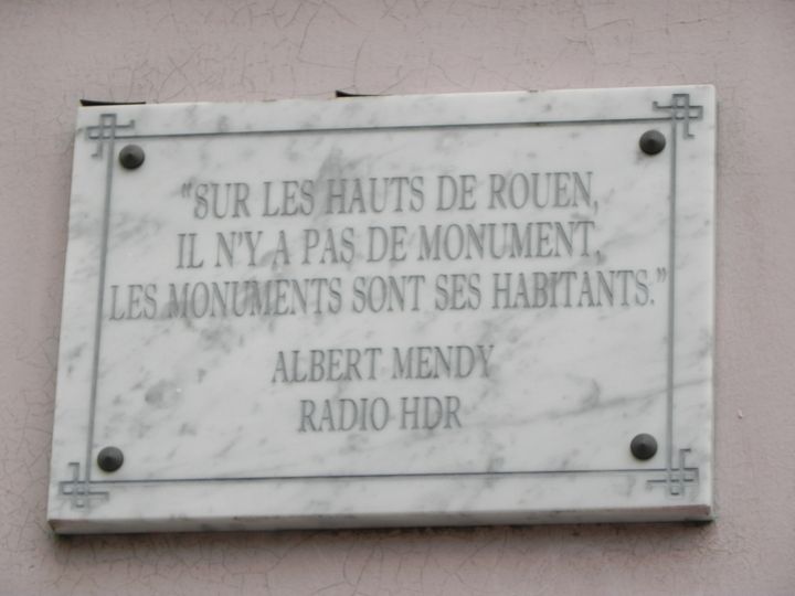 &nbsp; (Plaque posée au dessus de la porte d'entrée de la radio HDR ©)