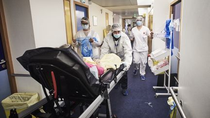 Des ambulanciers transportent un patient atteint par le Covid-19, le 6 mai 2021 à&nbsp;l'Institut Mutualiste Montsouris à Paris. (ANTONIN BURAT / HANS LUCAS / AFP)