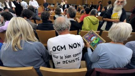 Les faucheurs au commencement de leur procès, au tribunal correctionnel de Colmar, le 28 septembre. (AFP PHOTO/FREDERICK FLORIN)