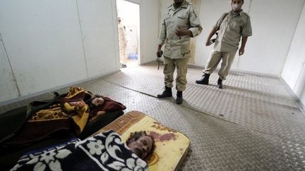 Les cadavres de Mouammar Kadhafi et de son fils Mutassem, disposés jeudi dans une chambre froide à Misrata. (PHILIPPE DESMAZES / AFP)