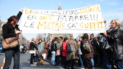 Les travailleurs sociaux manifestent le mardi 4 juillet contre le manque de moyens dédiés à la petite enfance. Ici, lors d'un rassemblement en 2011 à Paris.&nbsp; (MAXPPP)