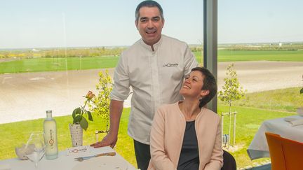 Xavier et Aurélie Taffart, dans le restaurant qu'ils ont fait construire aux portes de Royan, tout près de l'Atlantique. (L'AQUARELLE)