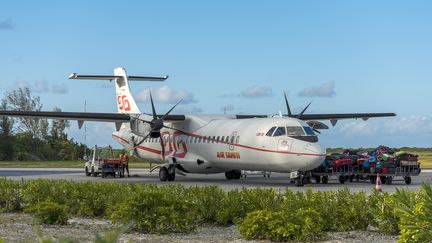 Un jeune pilote d'Air Tahiti a dû s'exiler deux ans à Toulouse pour se former, il vient d'effectuer sa première rotation sur son île natale de Rangiroa. (ÉRIC SCHMIDT / MAXPPP)