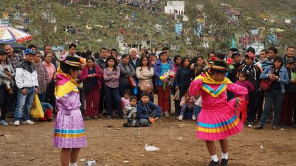 A Lima, dans le plus grand cimetière du pays, le Nueva Esperanza, les gens assistent à des danses traditionnelles. Les préparatifs pour rendre hommage aux disparus durent plusieurs jours. Si les morts ne sont plus déterrés comme à l’époque des Incas, les morts restent très présents lors de cette cérémonie.  (AFP/CITIZENSIDE/CARLOS GARCIA GRANTHON)