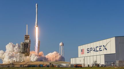 Espace : SpaceX retarde son vol inaugural vers la Lune