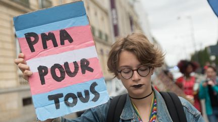 Le slogan "PMA pour tous" inscrit sur la bannière des personnes transgenres, le 5 octobre 2019 à Rennes (Ille-et-Vilaine) lors de la marche pour les droits des personnes transgenres, intersexes et non-binaires. A ce jour, le projet de loi ne prévoit pas l'accès à la PMA pour les hommes transgenres. (ESTELLE RUIZ / NURPHOTO)