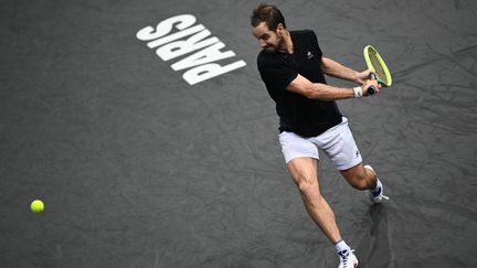 Le Français Richard Gasquet, lors de son 1er tour du Masters 1000 de Paris-Bercy contre Alex Molcan, le 31 octobre 2022. (CHRISTOPHE ARCHAMBAULT / AFP)