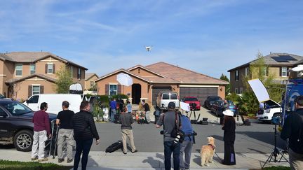 Devant la "maison de l'horreur", à Perris (Etats-Unis, Californie), le 16 janvier 2018. (FREDERIC J. BROWN / AFP)