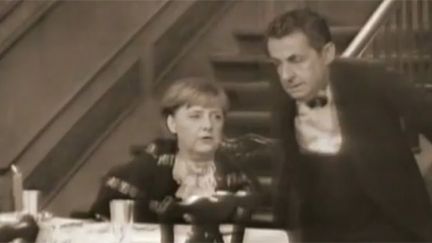 Merkel, en vieille dame, et Sarkozy, en vieux serviteur... (YouTube - Udo Eling)