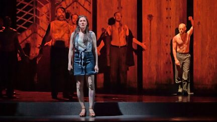 Sydney Mancasola (Bess McNeill), choeur Aedes, Fabrice Foison (jeune marin, membre du chœur Aedes) à l'Opéra-Comique. (STEFAN BRION)