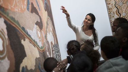 La ministre de la Culture accompagne à l'exposition Dali des personnes bénéficiaires d'aides caritatives (Paris, 30 décembre 2012)
 (Fred Dufour / AFP)