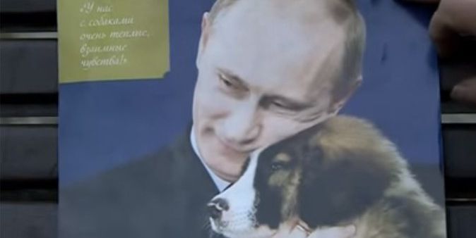 Un peu de chaleur en novembre ? Le président russe câline un chiot à la fourrure bien épaisse : «J'éprouve beaucoup d'affection pour les chiens, et ils me le rendent bien.» (YouTube / capture d&#039;écran)