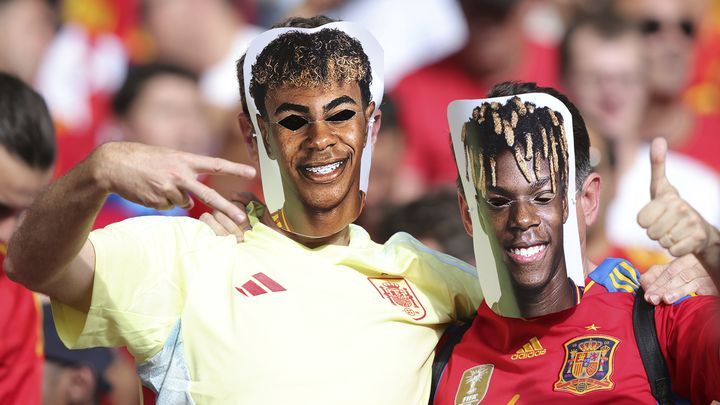 Des supporters espagnols ont confectionné des masques à l'effigie de Nico Williams et Lamine Yamal, lors du quart de finale de l'Euro entre l'Espagne et l'Allemagne, le 5 juillet 2024. (MAXPPP)