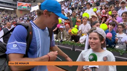 Après sa victoire contre Daniil Medvedev, Alex De Minaur a été interviewé.  L'Australien est en compagnie de Paul, son plus grand fan, déjà présent dans les tribunes lors du tour précédent pour l'encourager.