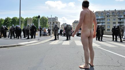 Un homme nu devant les CRS, lors d'une manifestation contre la loi Travail, à Caen (Basse-Normandie), jeudi 26 mai 2016.&nbsp; (JONATHAN KONITZ / MAXPPP)