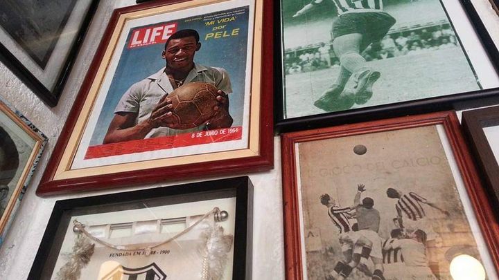 Quelques uns des documents à la gloire de Pelé, au bar São Cristovão. (BENJAMIN ILLY / FRANCEINFO / RADIO FRANCE)