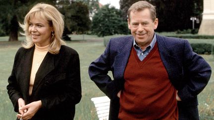 Apr&egrave;s la mort de sa premi&egrave;re femme en 1996, Vaclav Havel se remarie rapidement avec Dagmar Veskrnova, une actrice de vingt ans sa cadette, avec qui il pose ici le 1er mai 1998. (GALLUP / SIPA)