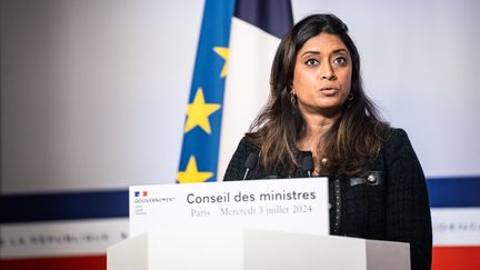 La porte-parole du gouvernement, Prisca Thevenot, a été victime, avec son équipe, d'une agression en collant des affiches électorales, le 3 juillet 2024 à Meudon (Hauts-de-Seine). (XOSE BOUZAS / HANS LUCAS / AFP)