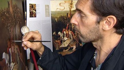 Thomas Cambois dans son atelier à Royan. Il termine "La Nef des Fous" de Jérôme Bosh, copie débuttée au Louvre avant que le tableau ne parte en restauration.
 (France 3 / Culturebox)